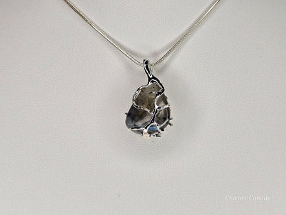 Collier délicat avec pendentif en pierre de lune