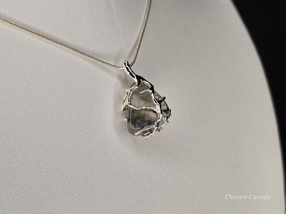 Collier délicat avec pendentif en pierre de lune