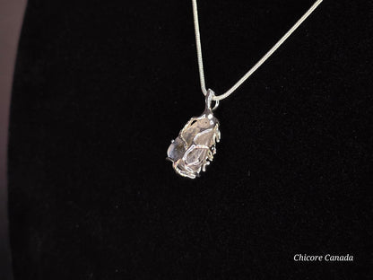 Collier délicat avec pendentif en pierre de lune