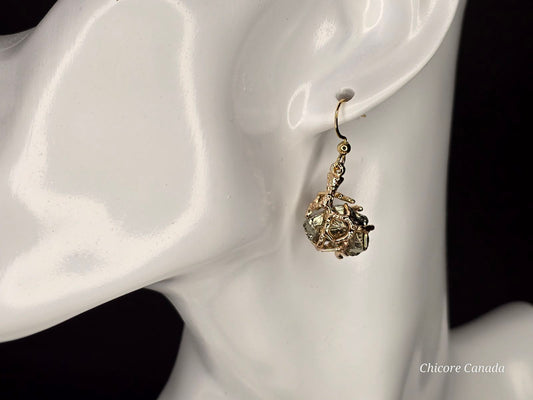 Boucles d'oreilles en pyrite naturelle faites à la main dans un ton élégant et sophistiqué