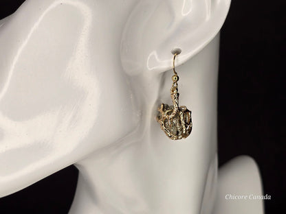 Boucles d'oreilles en pyrite naturelle faites à la main dans un ton élégant et sophistiqué