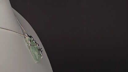 Collier pendentif en fluorite verte naturelle brute, fabriqué à la main et sophistiqué – Design artisanal exquis