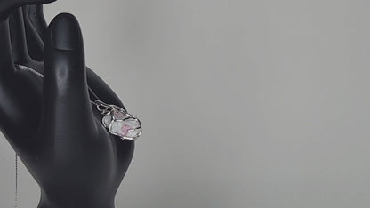Pendentif en tourmaline rose brute raffiné fait à la main avec chaîne réglable