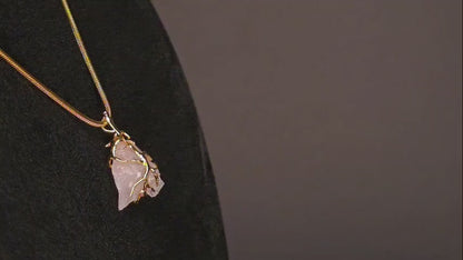 Ręcznie robiony naszyjnik z wisiorkiem z różowego kwartu: ponadczasowa elegancja