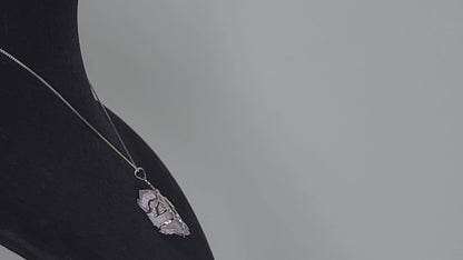 Collier pendentif en argent sterling 925 fait à la main mettant en vedette Cupidon sur une pierre d'améthyste brute avec collier réglable
