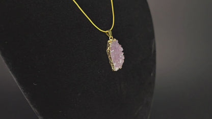Collier élégant en améthyste : une symphonie de beauté naturelle
