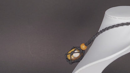 Pendentif en œil de tigre fabriqué à la main dans une cage en corde avec collier réglable – Cadeau rassurant et élégant