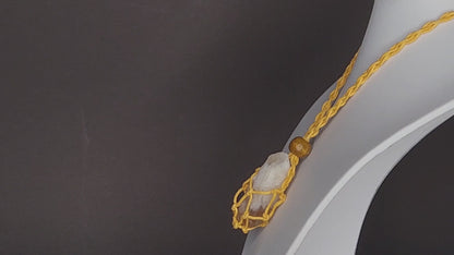 Pendentif unisexe en citrine brute brésilienne dans une cage en corde avec collier réglable