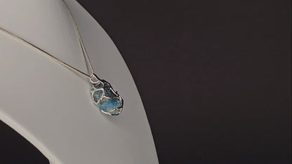 Pendentif en apatite bleue avec collier ajustable : croissance personnelle et expression de soi