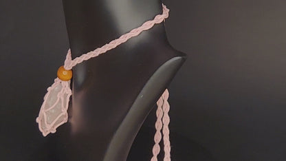 Collier cage en quartz rose brut fait main avec corde réglable