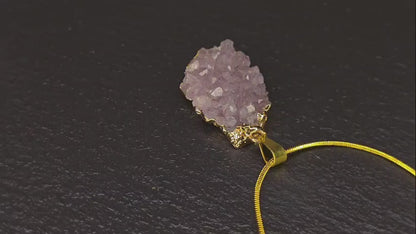 Collier élégant en améthyste : une symphonie de beauté naturelle