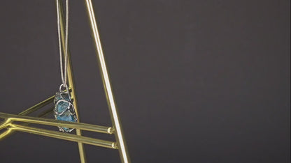 Pendentif en apatite bleue avec collier ajustable : croissance personnelle et expression de soi