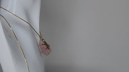 Wisiorek Eternal Love z różowego kwarcu ze srebra próby 925 – romantyczny symbol ponadczasowej elegancji