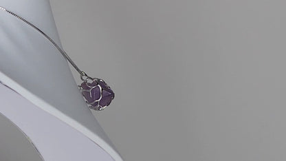 Pendentif exquis en améthyste brute naturelle fait à la main avec collier réglable