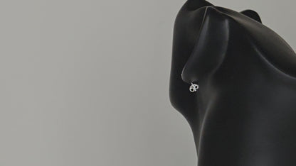 Boucles d'oreilles à tige en argent sterling givré en forme de cœur de style vintage romantique dans un design délicat