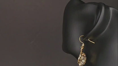 Boucles d'oreilles en pyrite naturelle faites à la main dans un ton élégant et sophistiqué