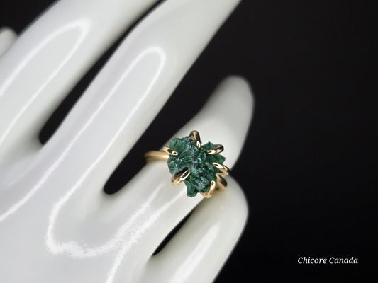 Sculpted by Nature – Elegant Raw Malachite Ring with Adjustable Band
