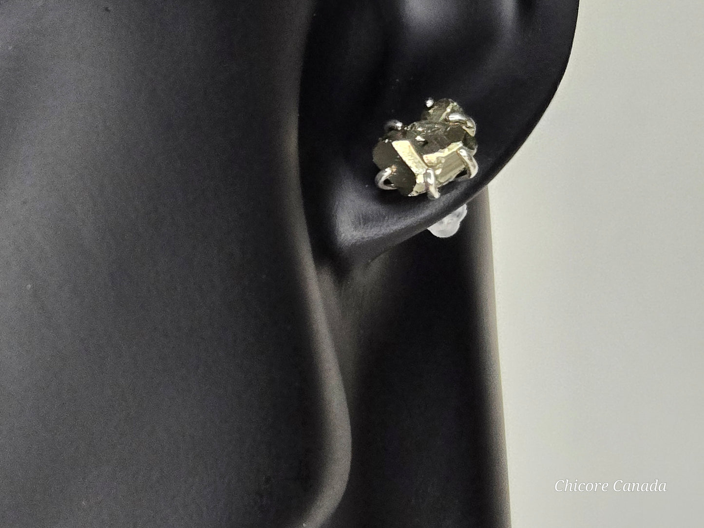 Boucles d'oreilles à tige en argent sterling 925 avec pyrite brute faites à la main dans une teinte luxueuse