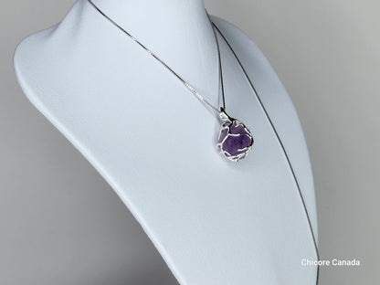 Pendentif exquis en améthyste brute naturelle fait à la main avec collier réglable