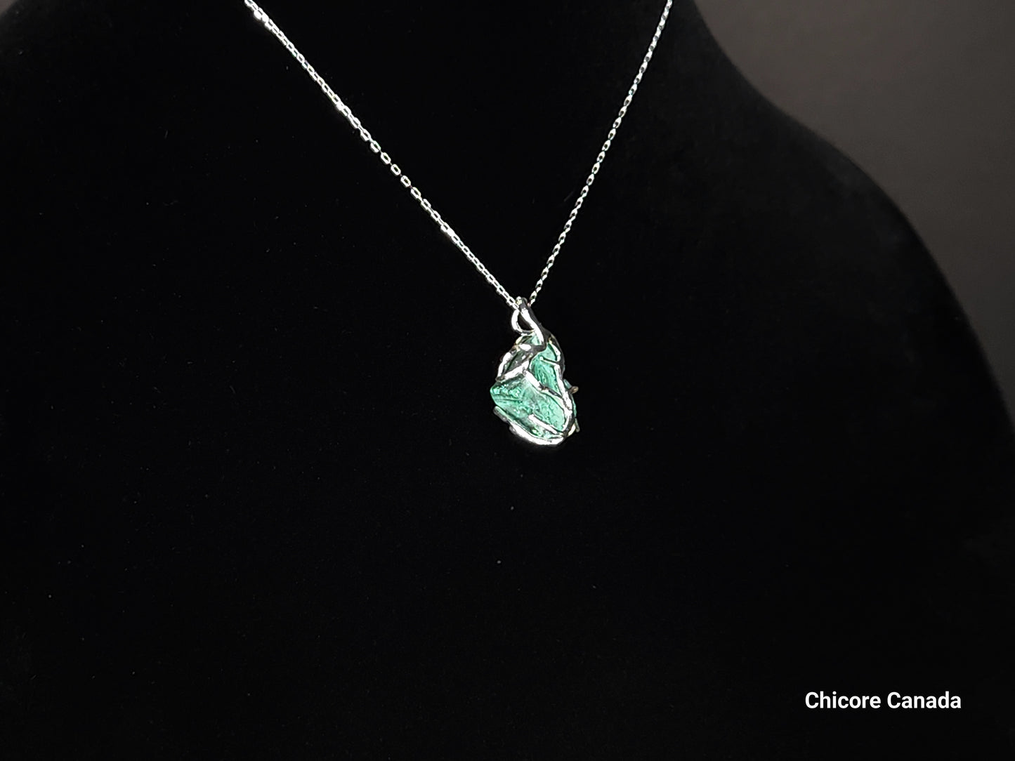 Collier élégant avec pendentif en malachite brute fait à la main et chaîne réglable