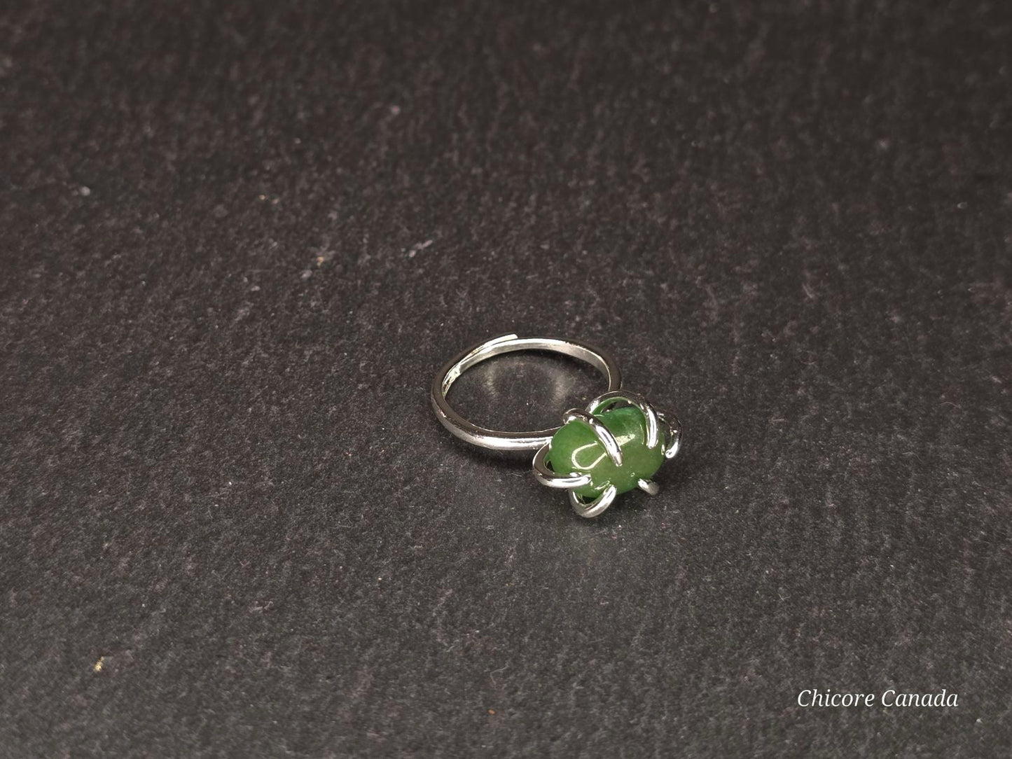 Bague délicate ajustable en jade vert