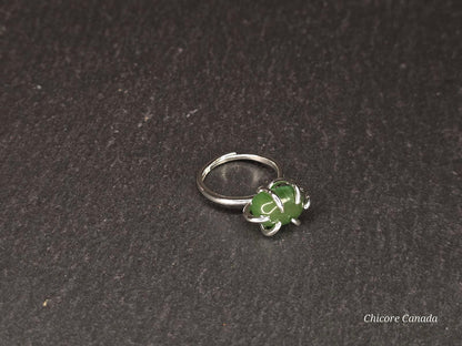 Bague délicate ajustable en jade vert