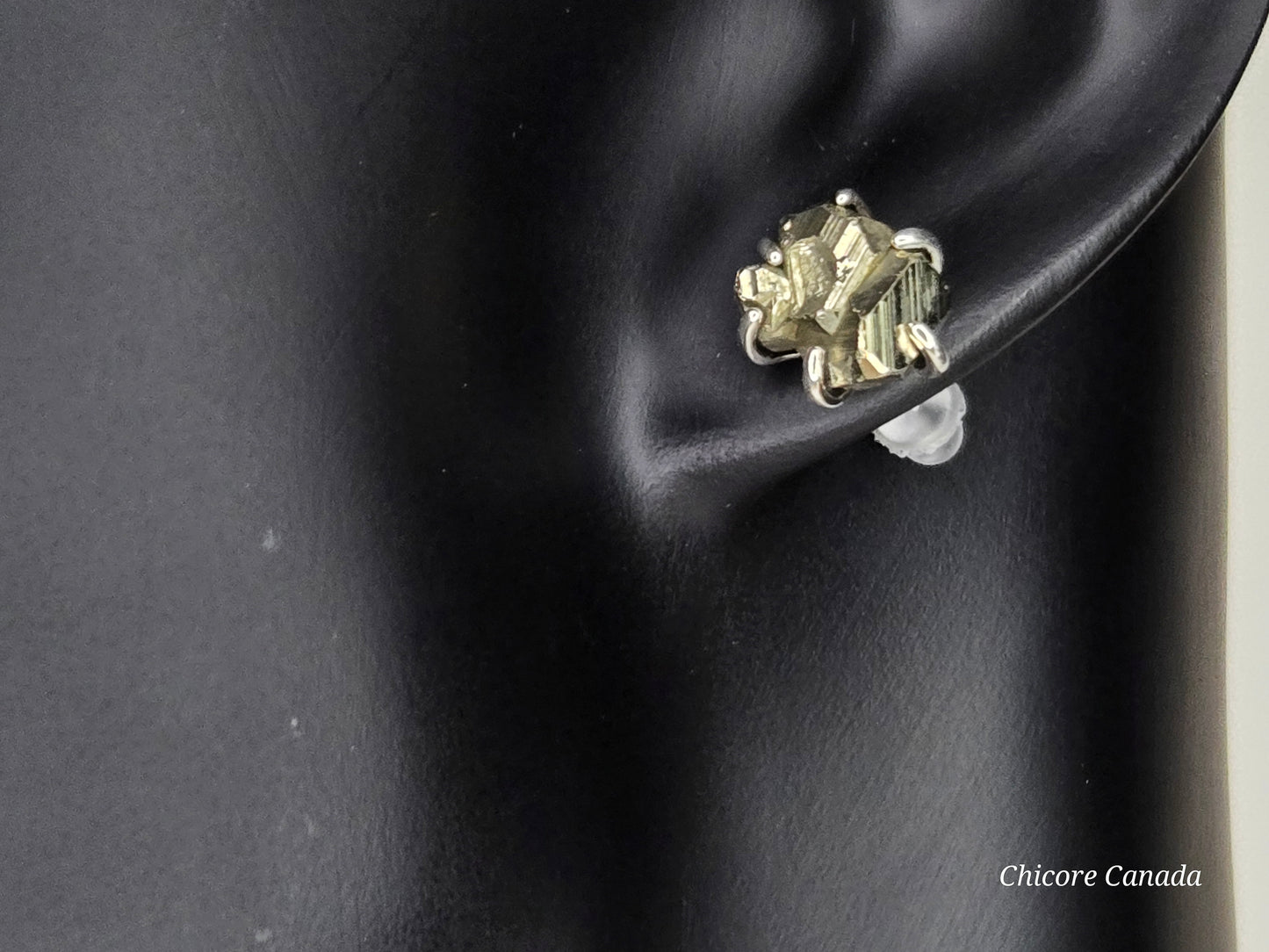 Boucles d'oreilles à tige en argent sterling 925 avec pyrite brute faites à la main dans une teinte luxueuse