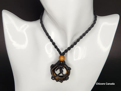 Pendentif en œil de tigre fabriqué à la main dans une cage en corde avec collier réglable – Cadeau rassurant et élégant
