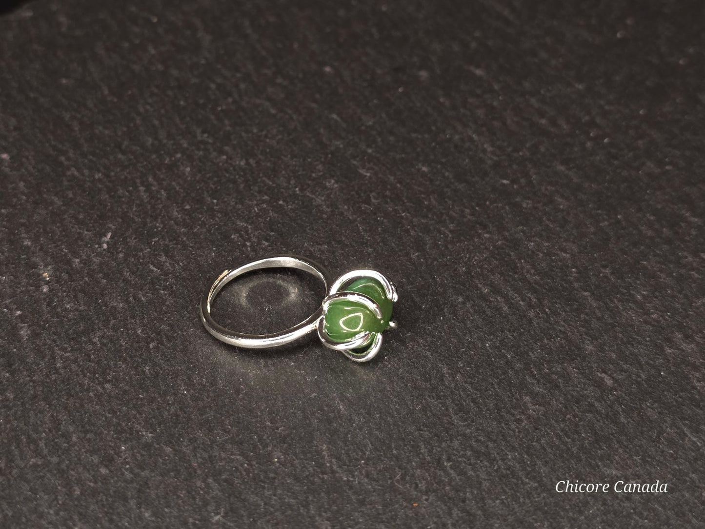 Bague délicate ajustable en jade vert