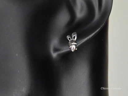 Boucles d'oreilles à tige délicates uniques en argent sterling 925 en forme de lapin et de carotte