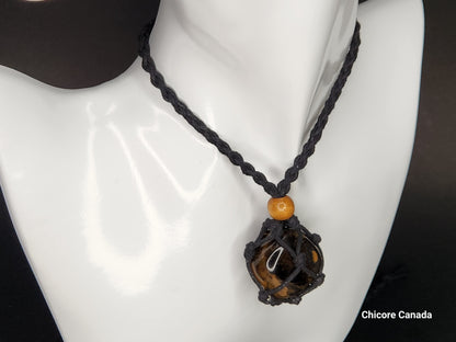 Pendentif en œil de tigre fabriqué à la main dans une cage en corde avec collier réglable – Cadeau rassurant et élégant