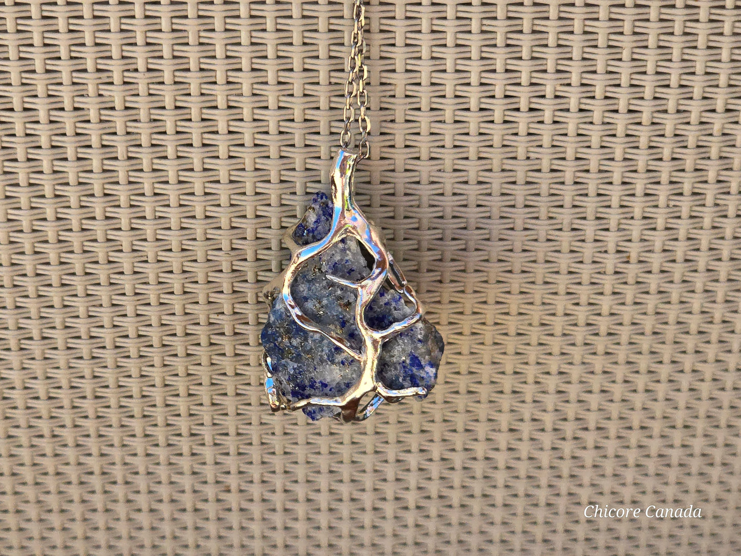 Magnifique collier avec pendentif en lapis-lazuli : un ajout unique à votre collection de bijoux