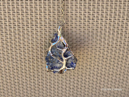 Magnifique collier avec pendentif en lapis-lazuli : un ajout unique à votre collection de bijoux