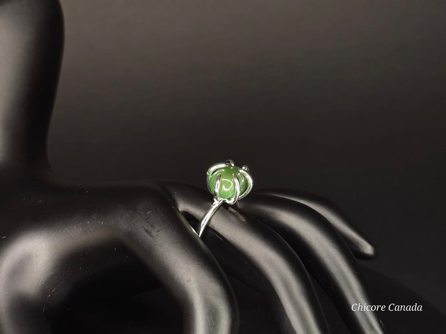 Bague délicate ajustable en jade vert