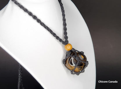 Pendentif en œil de tigre fabriqué à la main dans une cage en corde avec collier réglable – Cadeau rassurant et élégant