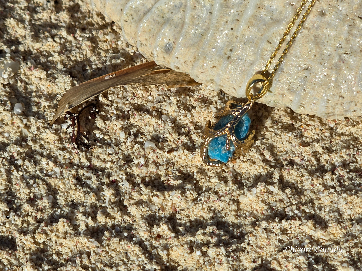Collier pendentif en apatite bleue brute fait main élégant au design délicat