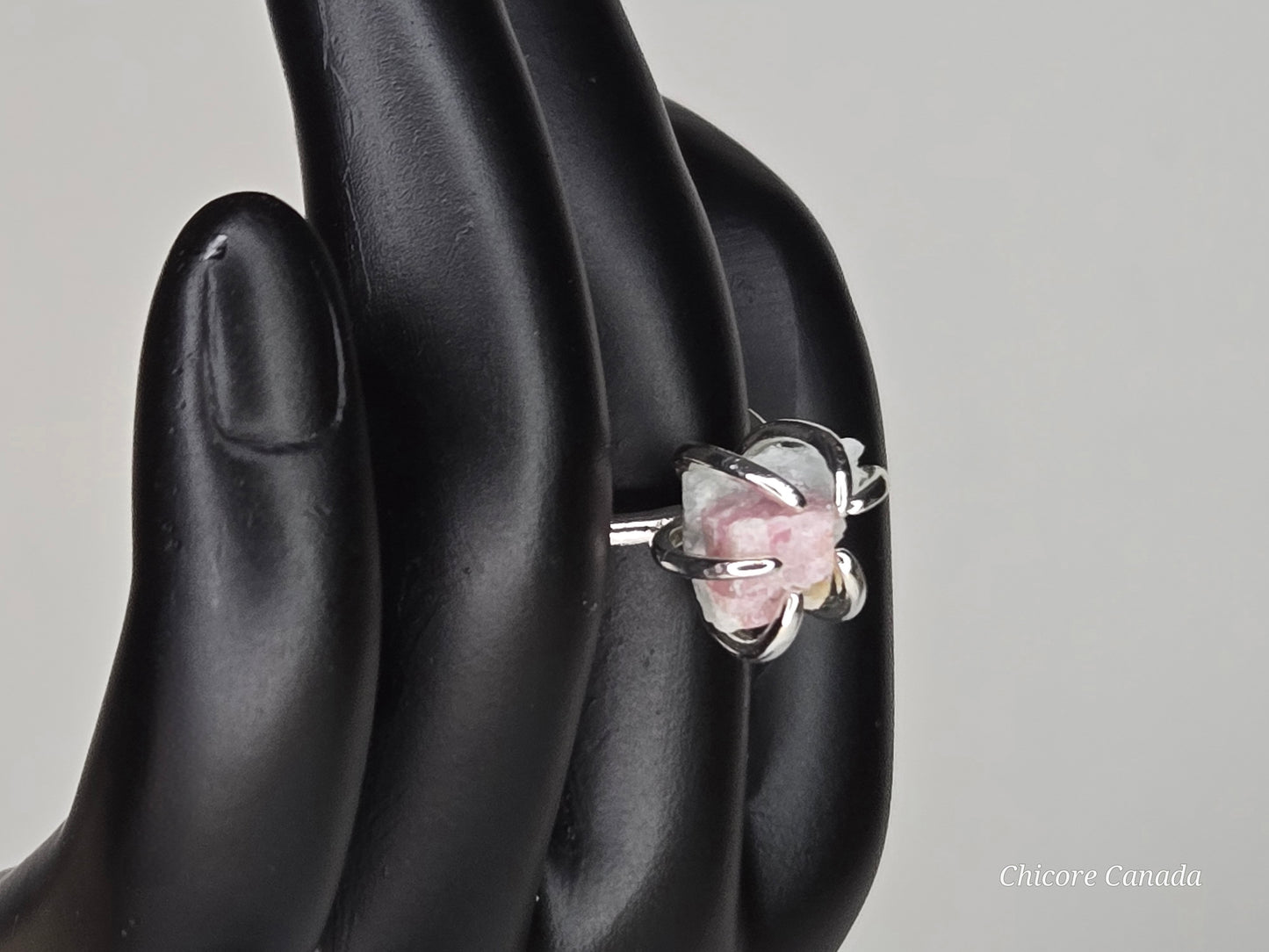 Bague ajustable exquise faite à la main avec tourmaline rose brute