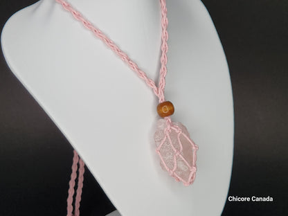 Collier cage en quartz rose brut fait main avec corde réglable
