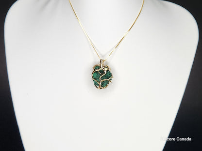 Un élégant collier pendentif en malachite verte brute avec chaîne réglable - Adoptez la transformation et l'équilibre