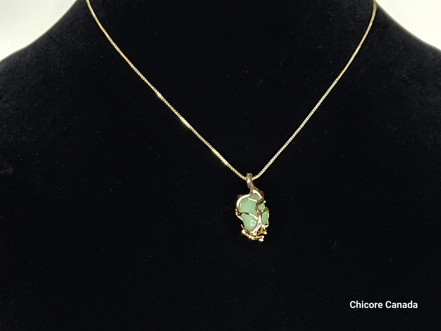 Pendentif en jade naturel fait main avec collier ajustable – Un charme de magie éternelle