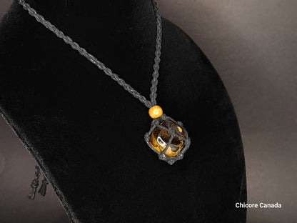 Pendentif en œil de tigre fabriqué à la main dans une cage en corde avec collier réglable – Cadeau rassurant et élégant