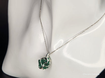 Collier élégant avec pendentif en malachite brute fait à la main et chaîne réglable