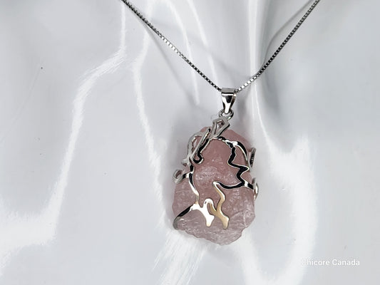 Pendentif Cupidon artisanal en argent sterling 925 avec cristal de quartz rose et collier réglable – Une touche d'élégance romantique intemporelle