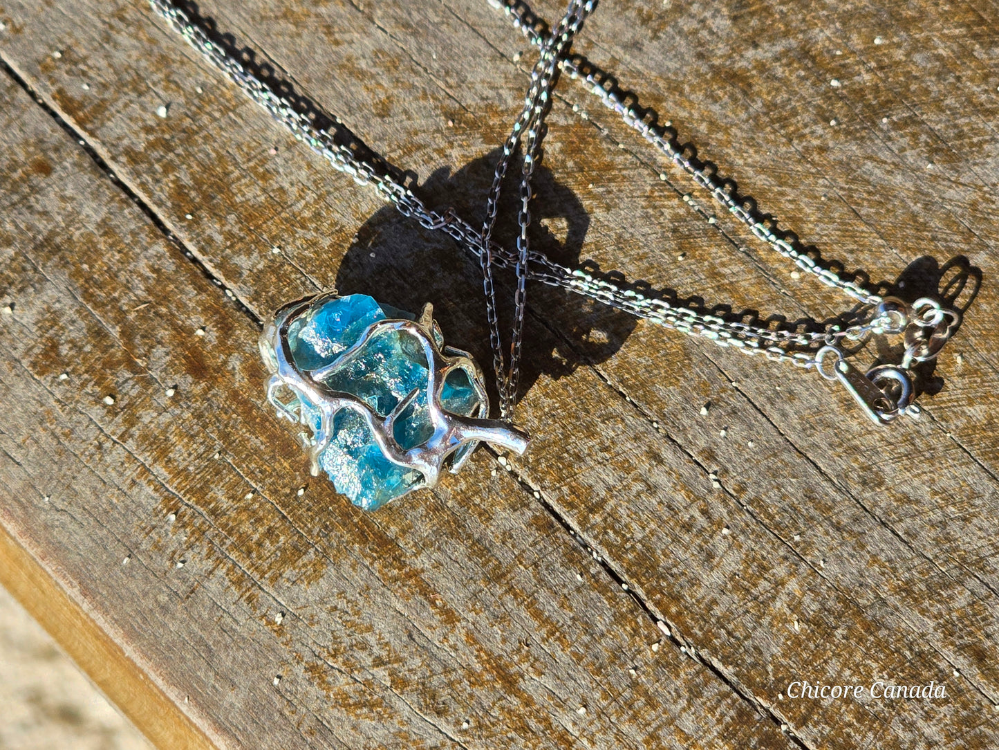 Pendentif en apatite bleue avec collier ajustable : croissance personnelle et expression de soi