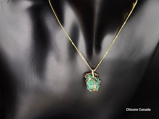 Un élégant collier pendentif en malachite verte brute avec chaîne réglable - Adoptez la transformation et l'équilibre