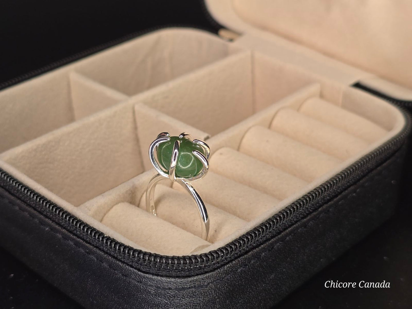 Bague délicate ajustable en jade vert