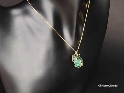 Un élégant collier pendentif en malachite verte brute avec chaîne réglable - Adoptez la transformation et l'équilibre