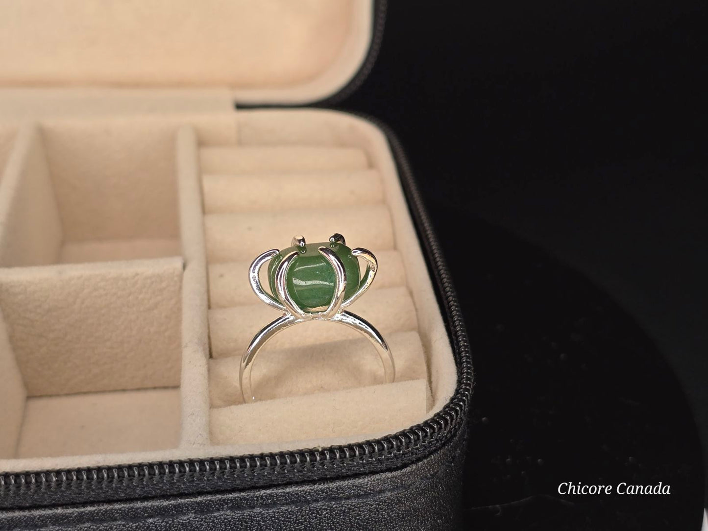 Bague délicate ajustable en jade vert