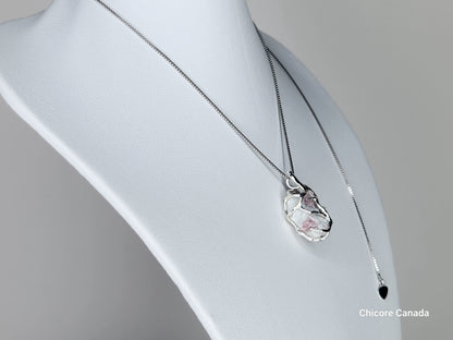 Pendentif en tourmaline rose brute raffiné fait à la main avec chaîne réglable