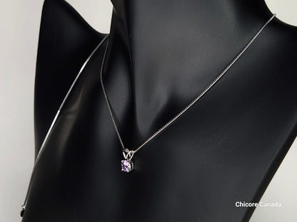 Collier luxueux avec pendentif en oxyde de zirconium violet et chaîne réglable